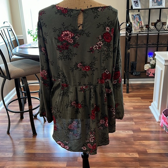 Torrid size 1 (1X) high low babydoll style top with elastic arm bands - Picture 3 of 3